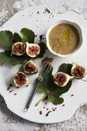 Fresh figs and dipping sauce